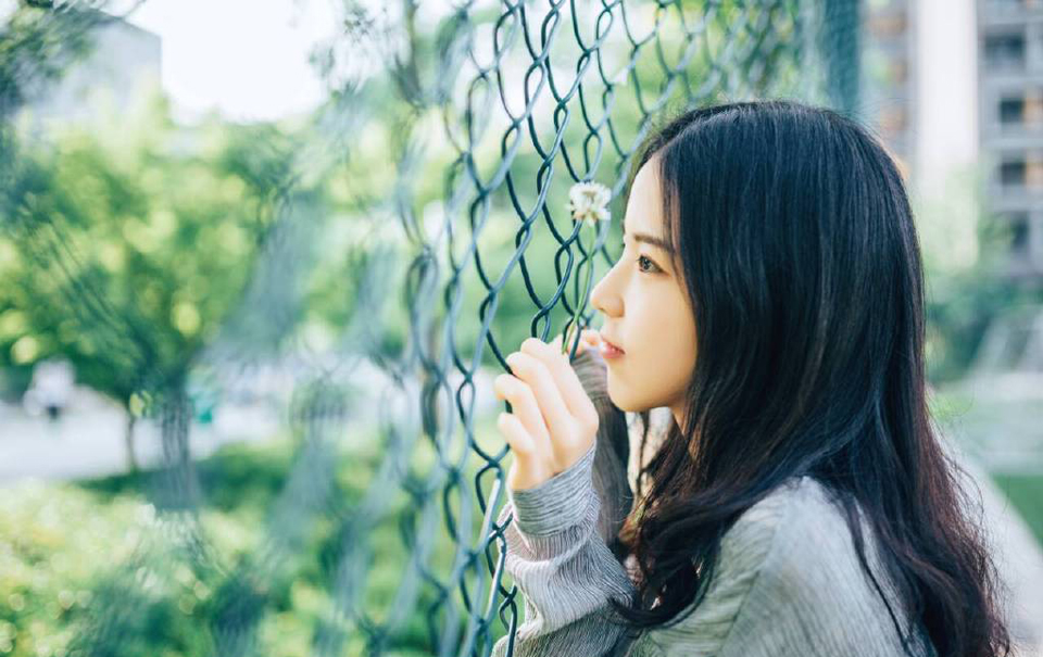 “告诉各营战士，莫要抵抗，不会有事的。”孟达淡然道。